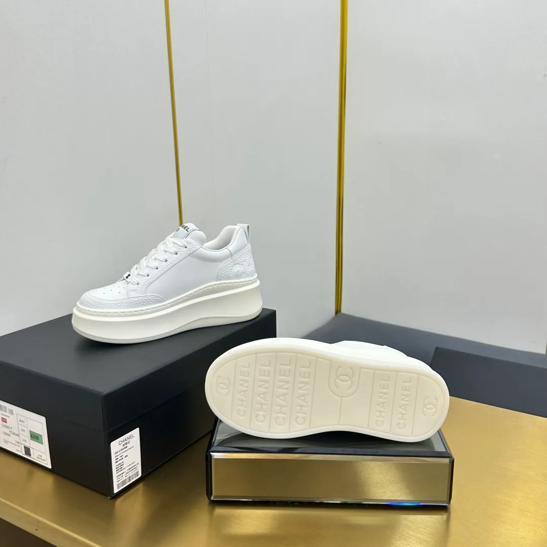👟👟Ex-factory price 600👟👟 Upgraded version, upgraded version, upgraded version! No rebuttal accepted! ! ! ! Chanel Chanel panda shoes! 2025 counter's top casual sports shoes. This classic design; the upper is electro-embroidered with a variety of techniques; the outsole is fashionable and sporty; the unusual inclusion of a variety of color matching elements... The diversified mix and match is very good-looking and versatile, and can be used for leisure, fashion, sports, and outdoor... ꫛꫀꪝ Go➫ Materials: ❶Upper made of: original imported first-layer silk cowhide + original waterproof cloth + original first-layer cowhide ❷Inner lining: Original Yangli+Net ❸Outsole based on: Original TPU combination outsole Counter boutique packaging complete set for women 35–41 👉 👉